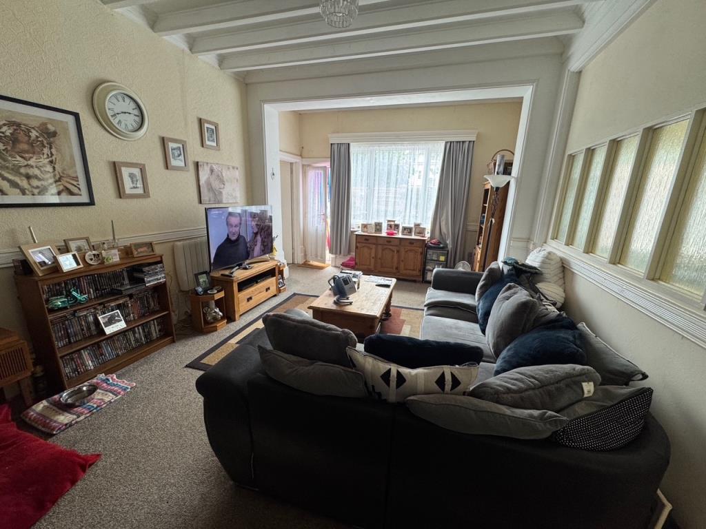 Lot: 97 - FREEHOLD BLOCK OF NINE FLATS PART INVESTMENT / PART VACANT IN WEST END OF FOLKESTONE - Flat A2 living room